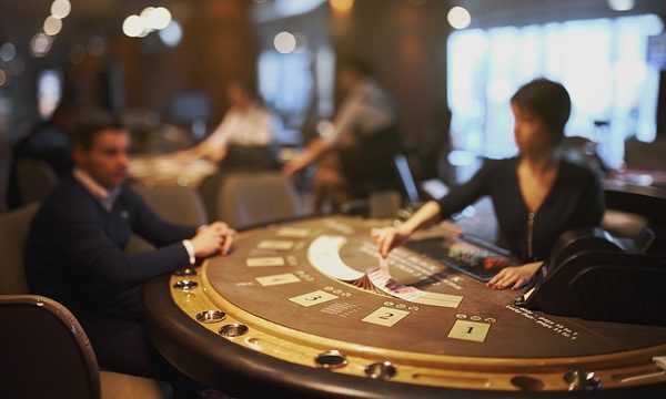 Comment savoir qu’un casino propose les jeux avec croupier en direct