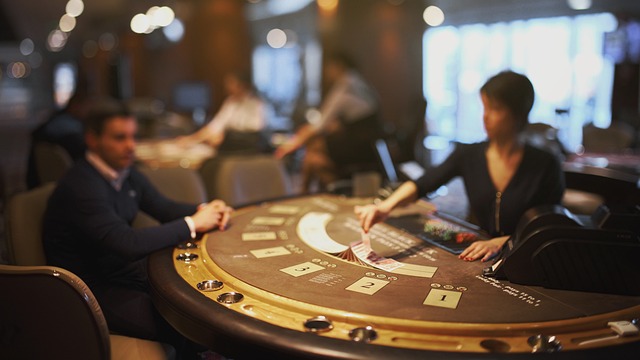 Comment joue le croupier au Black-jack ?